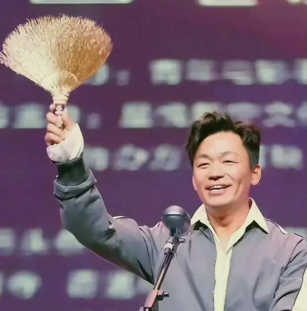 口袋超盘 42岁王宝强现身英国，和178cm女友频繁秀恩爱，网友：终于遇到真爱了！